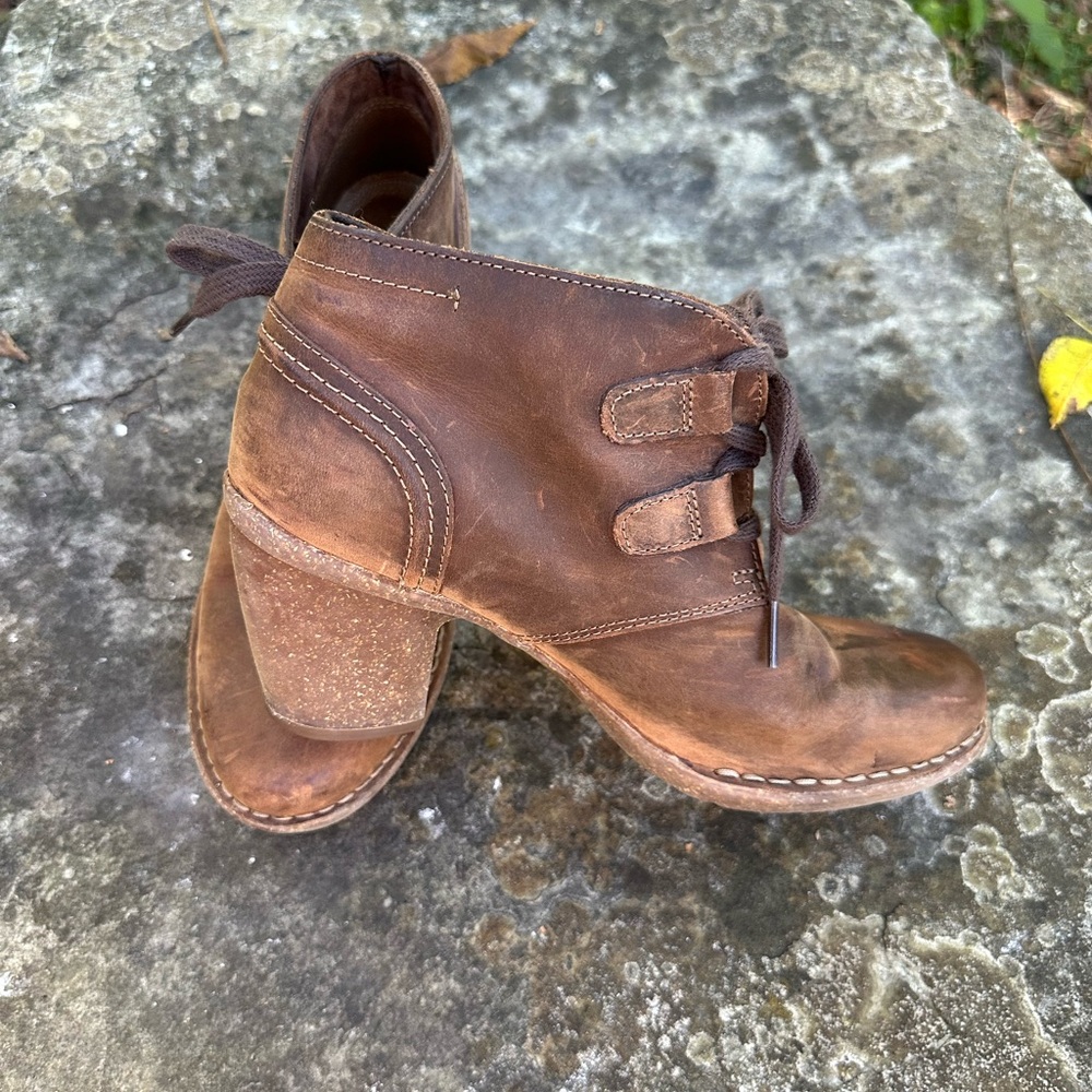 Clark’s Leather Lace Up Heeled Bootie size 9